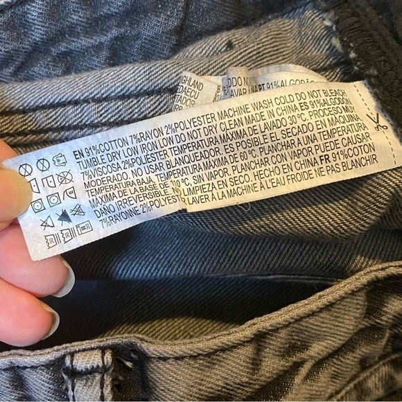 FOREVER 21 Women Gray Acid Wash Ripped Roll Up Jean Shorts Size 27 - Picture 6 of 6